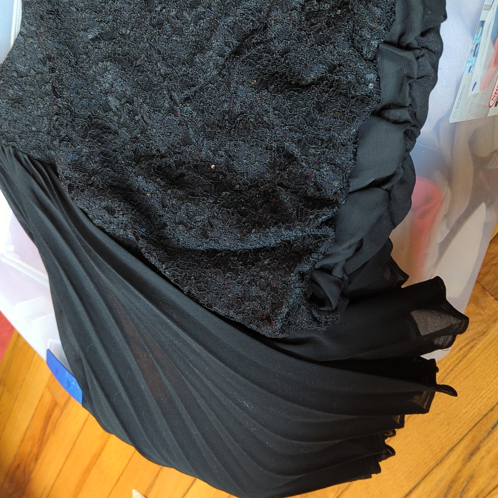 Dressy shirt with wide pleated sleeves.